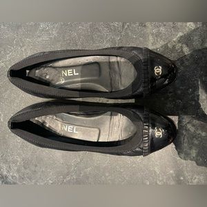 CHANEL Black Cap-Toe Ballerina Flats with Gold CC